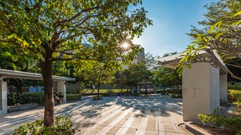 公園內有多個休憩區，在開闊的環境中提供足夠的遮陽避雨設施。